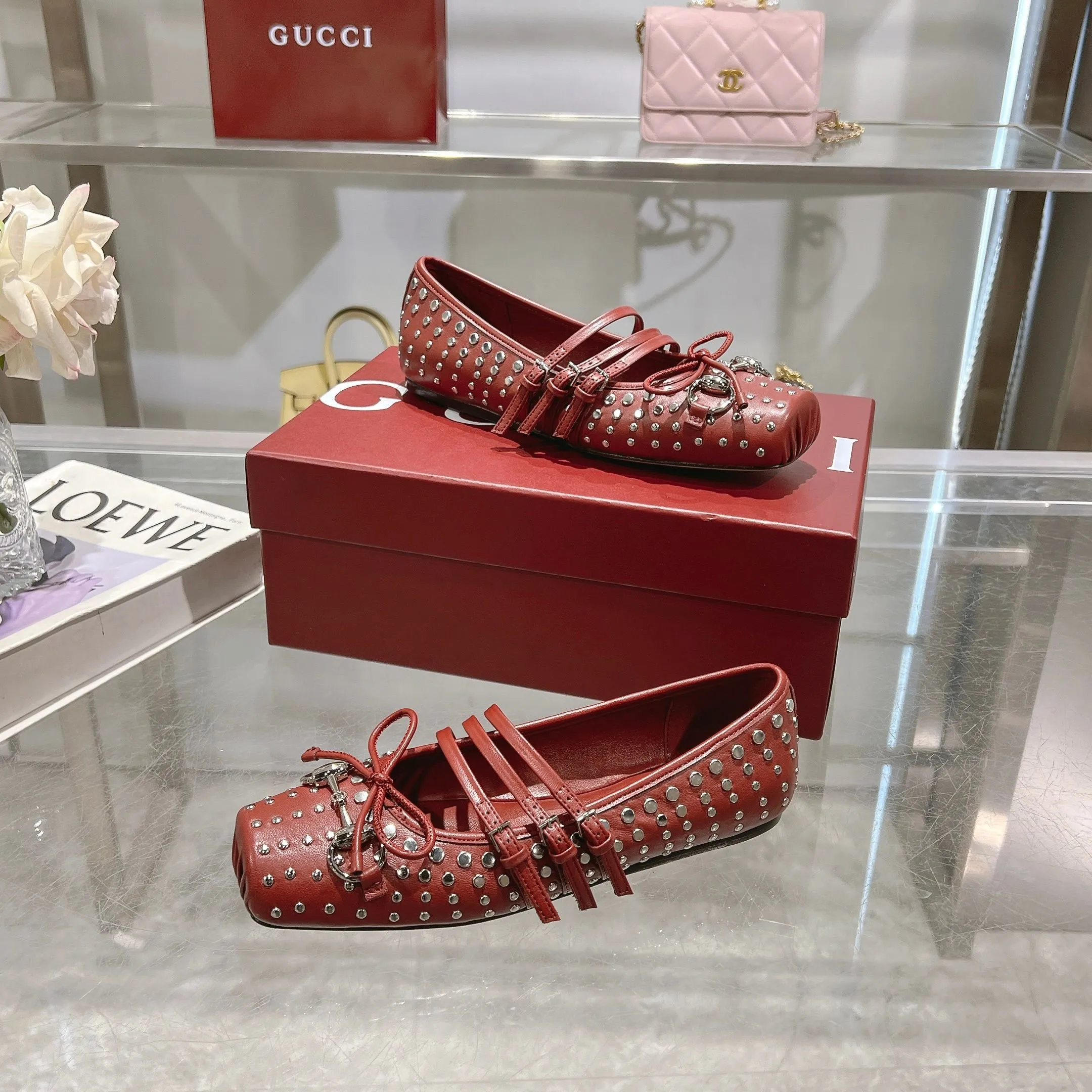 👟👟Ex-factory price 620👟👟 Gucci Horsebit series women's ballet flats. This iconic horsebit ballet flats features a square toe design and elegant bow details, paying tribute to the traditional ballet shoe style. This piece is crafted from Gucci ankh leather and embellished with a light gold-tone horsebit buckle. A 'sacchetto' construction with a soft, padded insole provides a great fit. ✅Size: 35-42 (customized for 40-42) ✅Sole material: Imported Italian genuine leather sole ✅Packaging: Brand new red box packaging